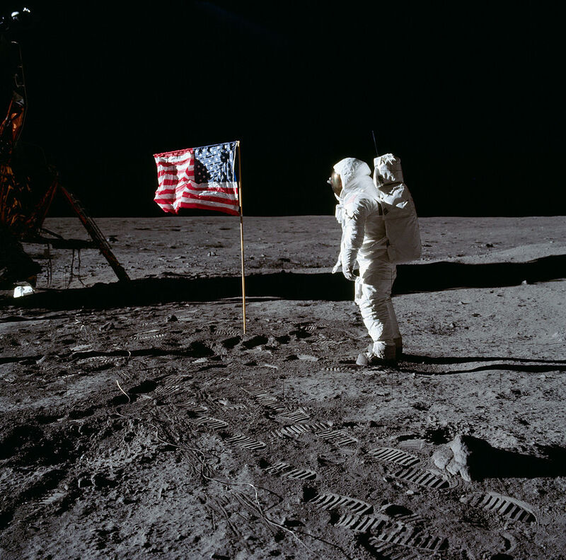 Buzz“ Aldrin salutiert der aufgestellten U.S.-Flagge
